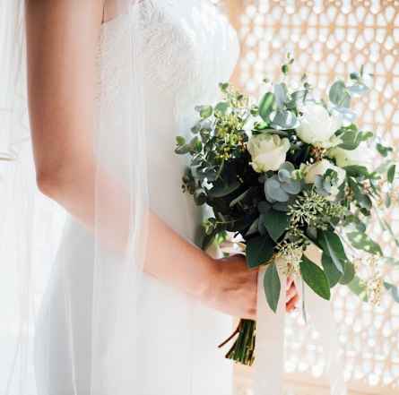 ブーケを持った新婦の写真